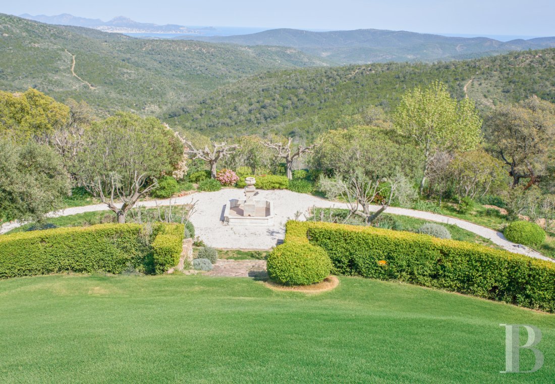 An Italian-inspired villa towering over the horizon and the sea, in the commune of Sainte-Maxime, in the Var department - photo  n°4